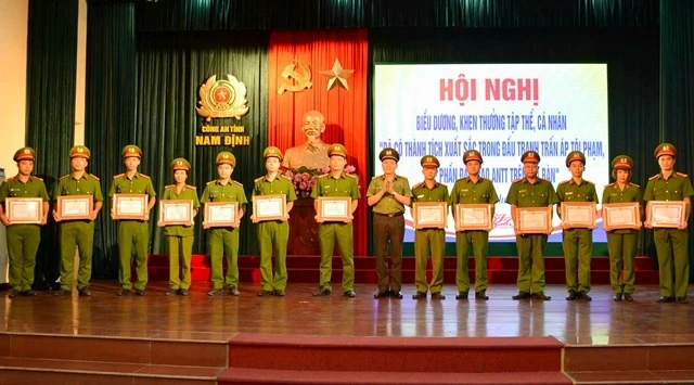 Tuyên dương, khen thưởng các tập thể, cá nhân Công an tỉnh Nam Định có thành tích xuất sắc trong đấu tranh, trấn áp tội phạm.