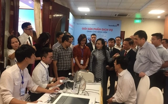 Bộ trưởng Y tế Nguyễn Thị Kim Tiến chỉ đạo các cơ sở y tế đẩy mạnh thanh toán điện tử.