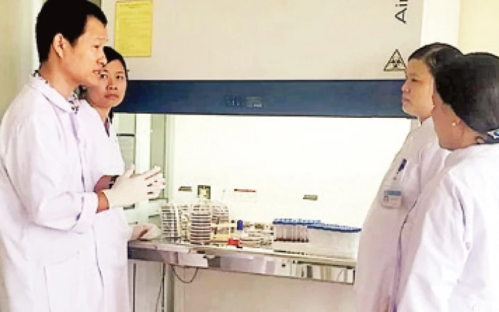 Cán bộ Viện Vi sinh vật và Công nghệ sinh học, Đại học Quốc gia Hà Nội (bên trái) hướng dẫn các bác sĩ bệnh viện tuyến dưới xét nghiệm vi khuẩn Whitmore. Ảnh: THÀNH TRUNG