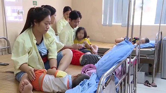 Các cháu học sinh được điều trị tích cực tại Trung tâm y tế huyện Cẩm Khê