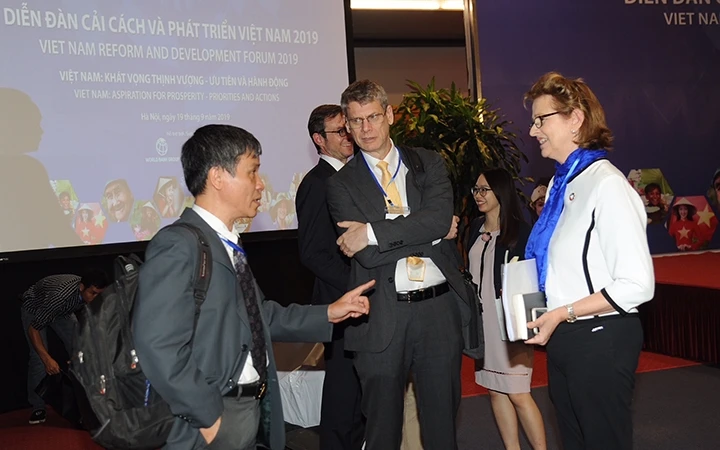Các đại biểu trao đổi tại Diễn đàn Cải cách và Phát triển Việt Nam 2019.