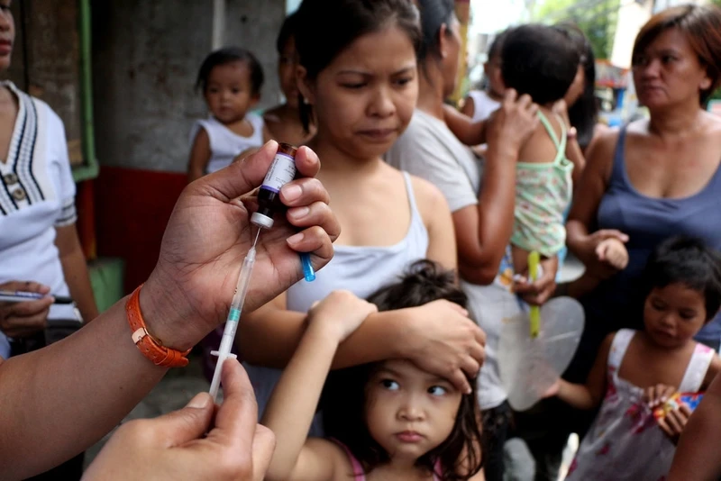 Tiêm phòng vaccine sởi và bại liệt tại Manila 2014 (Ảnh: GETTY)
