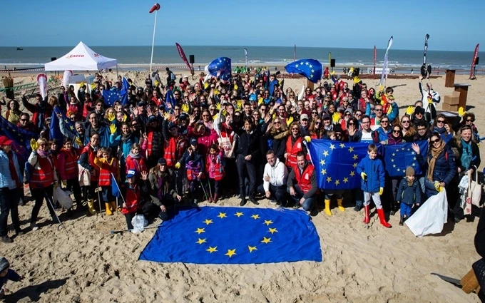 Hàng trăm nhân viên EU cùng gia đình, bạn bè tập trung tại bãi biển De Haan, Bỉ trong khuôn khổ chiến dịch “Làm sạch bãi biển” năm 2019. (Ảnh: eeas.europa.eu)