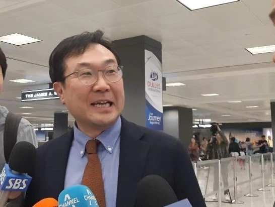 Đặc phái viên Lee Do-hoon trả lời báo giới tại sân bay quốc tế Dulles ở Washington, Mỹ (Ảnh: Yonhap)