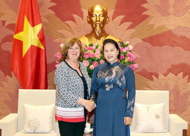 Chủ tịch Quốc hội Nguyễn Thị Kim Ngân với Thượng nghị sĩ C.Đê-rô-xơ. Ảnh: TRỌNG ĐỨC (TTXVN)