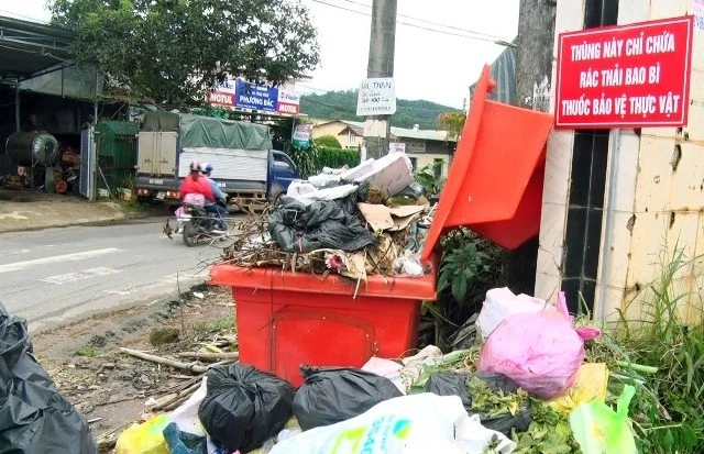 Dù có biển “cảnh báo” nhưng rác thải sinh hoạt vẫn lẫn với “chất thải nguy hại” gây ùn ứ.