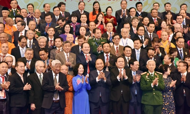 Thủ tướng Nguyễn Xuân Phúc, các đồng chí lãnh đạo Đảng, Nhà nước với các Ủy viên Ủy ban T.Ư Mặt trận Tổ quốc Việt Nam khóa IX. Ảnh: DUY LINH