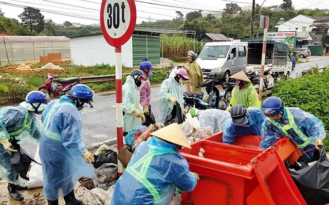 Hàng chục công nhân được huy động để phân loại rác “chất thải nguy hại” bị ùn ứ thời gian qua.