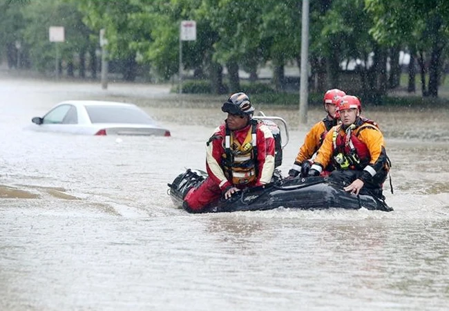 Mưa bão làm ngập lụt nhiều nơi ở thành phố Houston, bang Texas, Mỹ. Ảnh: AP