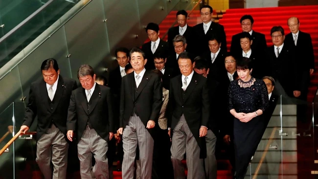 Các thành viên Chính phủ Nhật Bản chuẩn bị tham gia chụp ảnh chung tại thủ đô Tokyo. Ảnh Reuters