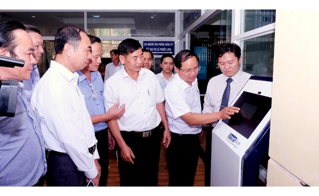 Thị xã Phước Long lắp đặt máy để người dân đánh giá cán bộ, đảng viên tại Trung tâm hành chính thị xã.