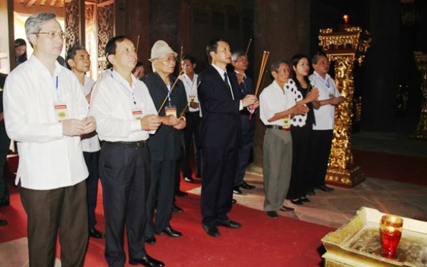 Các đại biểu dâng hương tưởng niệm Anh hùng dân tộc Lê Lợi, tướng lĩnh, nghĩa sĩ Lam Sơn cùng các vị vua triều Hậu Lê.