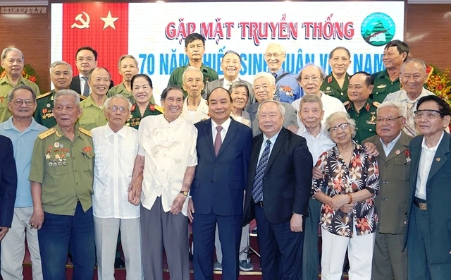 Thủ tướng Nguyễn Xuân Phúc chụp ảnh lưu niệm với các đại biểu tham dự buổi gặp mặt.