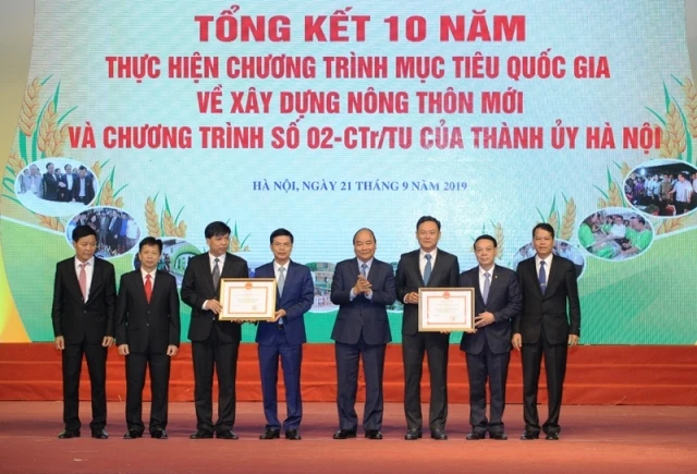 Thủ tướng Nguyễn Xuân Phúc trao Bằng công nhận đạt chuẩn NTM năm 2019 cho huyện Quốc Oai và huyện Gia Lâm.