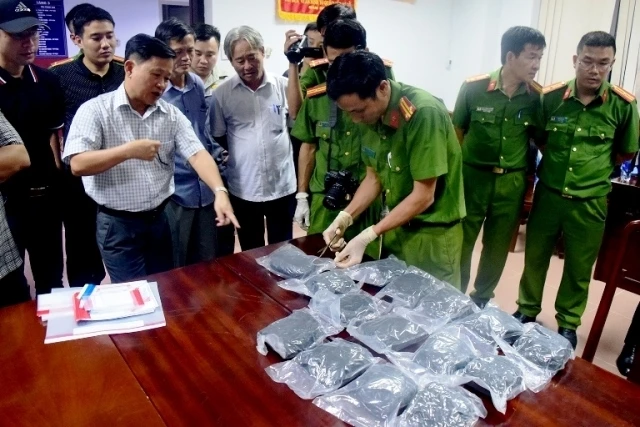 Lực lượng Công an kiểm tra tang vật thu giữ trên tàu SE4 từ TP Hồ Chí Minh đi Hà Nội.