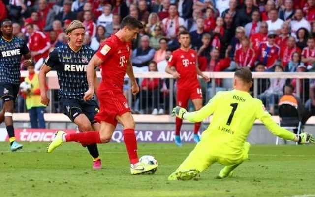Lewandowski lập cú đúp trong chiến thắng tưng bừng 4-0 trước Cologne. (Ảnh: Reuters)