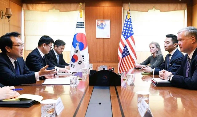 Các đặc phái viên của Mỹ và Hàn Quốc thảo luận về phi hạt nhân hóa bán đảo Triều Tiên. Ảnh: Reuters