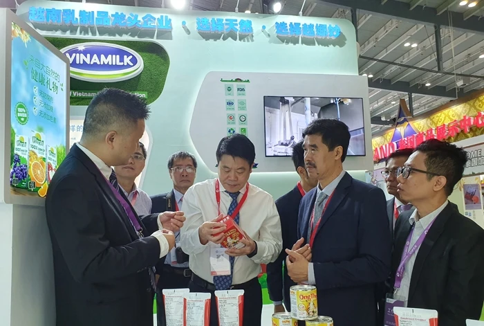 Ông Bành Tranh – Phó giám đốc Sở Thương mại tỉnh Hồ Nam tìm hiểu về các sản phẩm sữa Organic của Vinamilk giới thiệu đến với người tiêu dùng Trung Quốc.