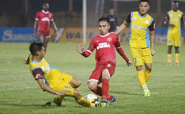 Pha tranh bóng giữa cầu thủ hai đội Sanna Khánh Hòa (áo vàng) và Dược Nam Hà Nam Định. Ảnh: BÁ DUY