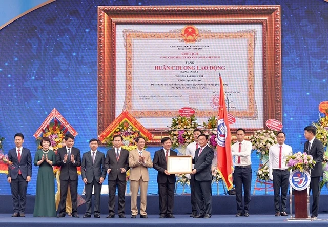 Phó Thủ tướng Vương Đình Huệ trao Huân chương Lao động hạng nhất cho Trường ĐH Vinh.