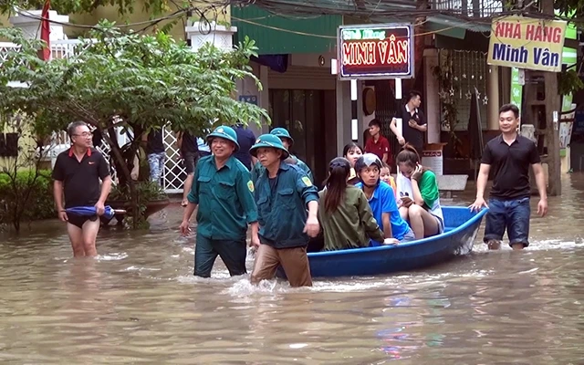 Lực lượng dân quân phường Phan Ðình Phùng, TP Thái Nguyên (tỉnh Thái Nguyên) giúp người dân trong đợt mưa lũ hồi đầu tháng 9-2019.
