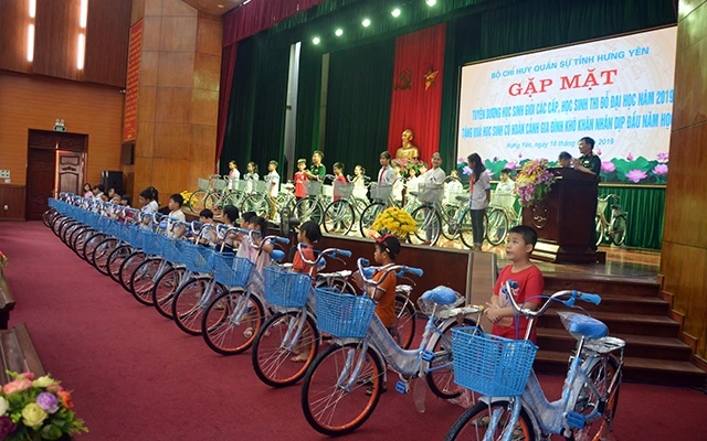 Ðại diện Bộ Chỉ huy Quân sự tỉnh Hưng Yên trao xe đạp tặng học sinh nghèo vượt khó trên địa bàn.