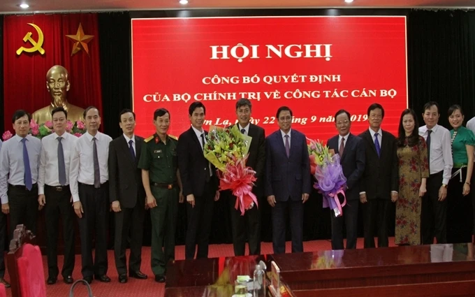 Đồng chí Phạm Minh Chính trao các quyết định về công tác cán bộ và chụp ảnh chung với các đồng chí lãnh đạo tỉnh Sơn La.
