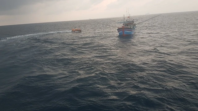 Tàu SAR 413 tiếp cận tàu cá để cứu nạn nhân kịp thời.