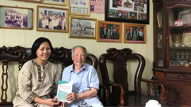 Bà Bùi Phương Thảo (trái), con gái nhà thơ Quang Dũng tặng tập hồi ký mới xuất bản cho ông Nguyễn Văn Khuông, cố vấn Ban Liên lạc Cựu chiến binh Tây Tiến.