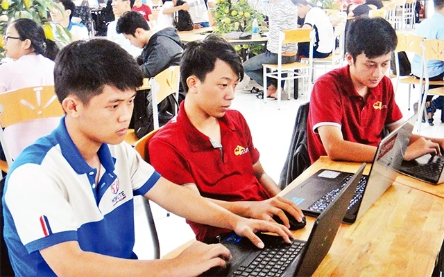 Sinh viên Trường đại học Sư phạm kỹ thuật TP Hồ Chí Minh tham khảo các kiến thức học tập trên trang web của nhà trường.
