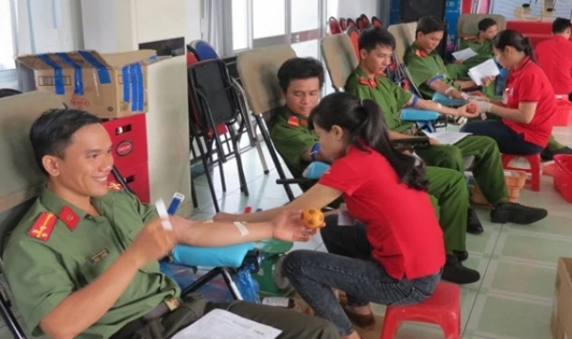 Đồng chí Nguyễn Hùng Hòa (ảnh đầu, bên trái) cùng các chiến sĩ Công an tỉnh Bạc Liêu tích cực tham gia hiến máu tình nguyện. (Ảnh nhân vật cung cấp)