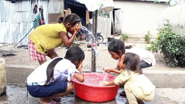 Trẻ em dân tộc thiểu số Ra Glai ở xã Ma Nới, huyện Ninh Sơn, tỉnh Ninh Thuận vui mừng khi được sử dụng nguồn nước sạch đưa đến tận nhà.