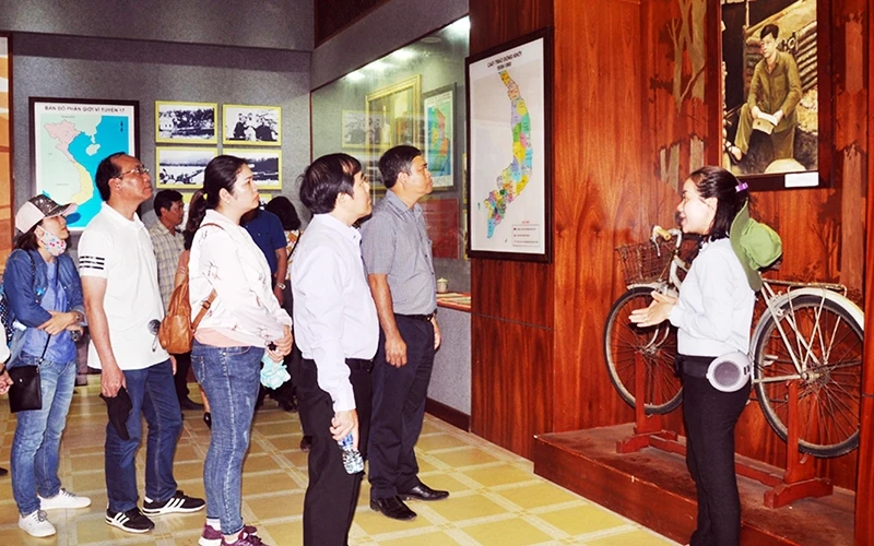 Du khách tham quan Di tích lịch sử Căn cứ Trung ương Cục miền nam ở huyện Tân Biên (Tây Ninh). Ảnh: MINH CHÂU 