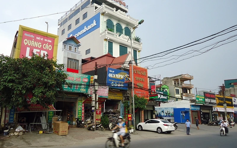 Công trình xây dựng sai phép của gia đình ông Nguyễn Xuân Ðiệu, ở thị trấn Thường Tín, huyện Thường Tín (ngôi nhà Sacombank thuê làm trụ sở) bị lập phương án cưỡng chế từ gần hai năm nay, nhưng vẫn ch