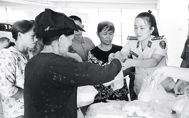 Chị Hoàng Thị Dung, Đội trưởng Cảnh sát giao thông TP Bắc Cạn trao suất cơm hỗ trợ bệnh nhân nghèo tại Bệnh viện đa khoa Bắc Cạn.