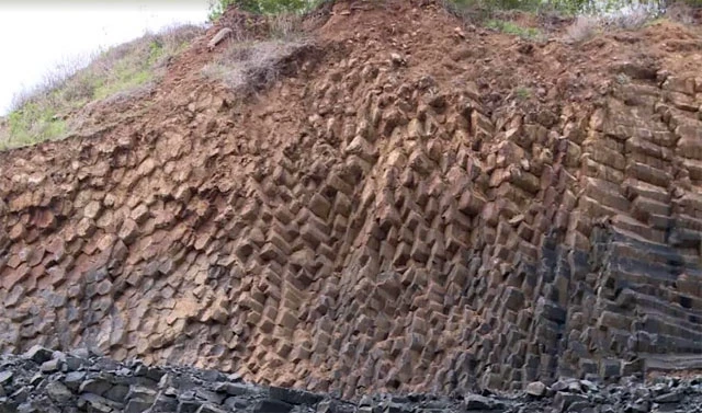 Phát lộ các khối đá nứt nguyên sinh tại xã An Phú, TP Tuy Hòa giống như ở danh thắng quốc gia Ghềnh Đá Đĩa.