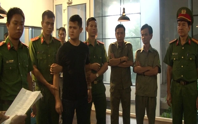 Cơ quan CSĐT Công an TP Huế quyết định khởi tố vụ án, khởi tố bị can, bắt tạm giam bác sĩ Lê Quang Huy Phương tại nhà riêng.