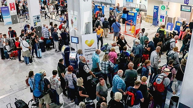 Hàng dài khách du lịch của hãng Thomas Cook chờ hồi hương tại sân bay. Ảnh: FINANCIAL TIMES
