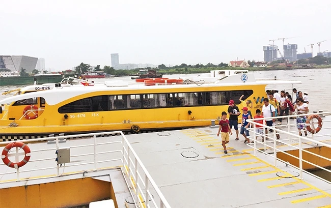 Tuyến buýt đường sông số 1 (Bạch Ðằng - Linh Ðông) chủ yếu thu hút khách tham quan du lịch.