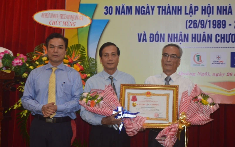 Phó Chủ tịch UBND tỉnh Quảng Ngãi Đặng Ngọc Dũng trao Huân chương Lao động hạng Ba cho lãnh đạo Hội Nhà báo Quảng Ngãi.