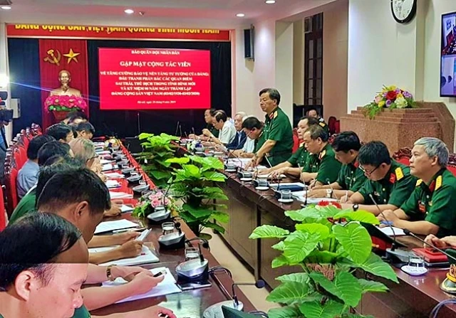 Thiếu tướng Phạm Văn Huấn, Tổng Biên tập Báo Quân đội nhân dân phát biểu ý kiến tại buổi gặp mặt.