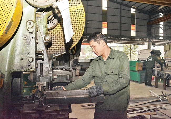 Sản xuất các sản phẩm cơ khí tại doanh nghiệp tư nhân Phương Nam (xã Phùng Xá, huyện Thạch Thất). Ảnh: ÐĂNG ANH