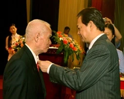 Thủ tướng Nguyễn Tấn Dũng trao Huân chương Sao Vàng tặng đồng chí Trần Quyết.