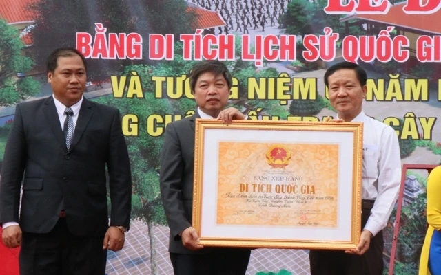 Trao Bằng Di tích quốc gia Địa điểm diễn ra cuộc đấu tranh Cây Cốc cho đại diện lãnh đạo huyện Tiên Phước, tỉnh Quảng Nam.