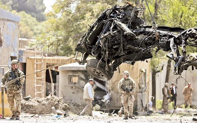  Lực lượng chức năng dọn dẹp hiện trường vụ đánh bom ở Kabul (Afghanistan) ngày 5-9. Ảnh: AP