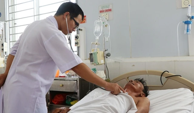 Bác sĩ Bệnh viện Đa khoa tỉnh Hà Tĩnh đang thăm khám cho bệnh nhân được xác định bị bệnh Whitmore. Ảnh: ĐẶNG THÙY 