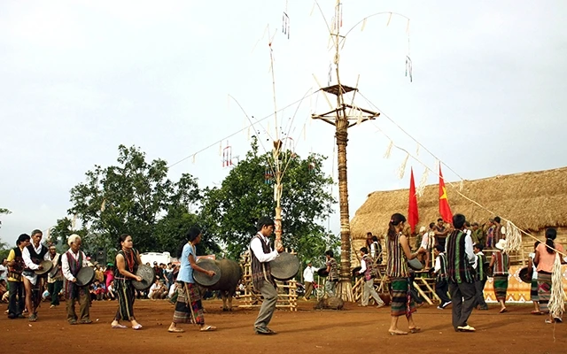 Đồng bào các dân tộc Nam Tây Nguyên cùng vui ngày hội buôn làng.