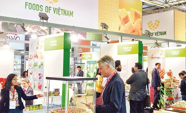 Tham gia giới thiệu sản phẩm tại các hội chợ quốc tế là cách để nông sản Việt Nam nắm bắt cơ hội xuất khẩu đến nhiều quốc gia trên thế giới. Trong ảnh: Gian hàng Việt Nam tại Hội chợ Quốc tế về thực p