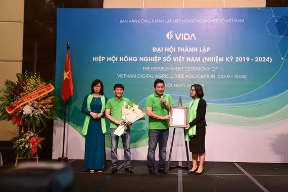 Đại diện Bộ Nội vụ trao quyết định thành lập Hiệp hội Nông nghiệp số Việt Nam.