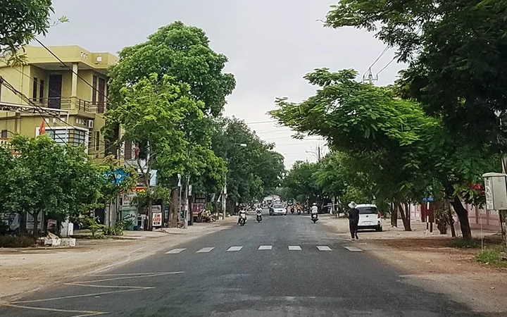 Nhiều khu dân cư hai bên đường Phan Đình Phùng, TP Đồng Hới chưa có hệ thống thu gom nước thải.